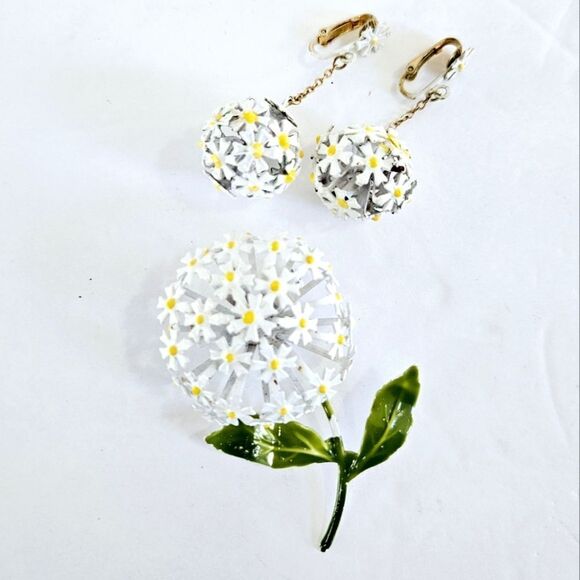 Vintage Jewelry - Vintage 1960's Demi Parure Large Metal Enameled Daisy Brooch Pin Earrings Set